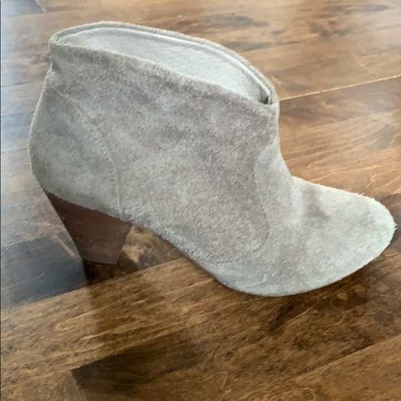 Steven taupe suede booties size 7.5 in EUC - Picture 2 of 8